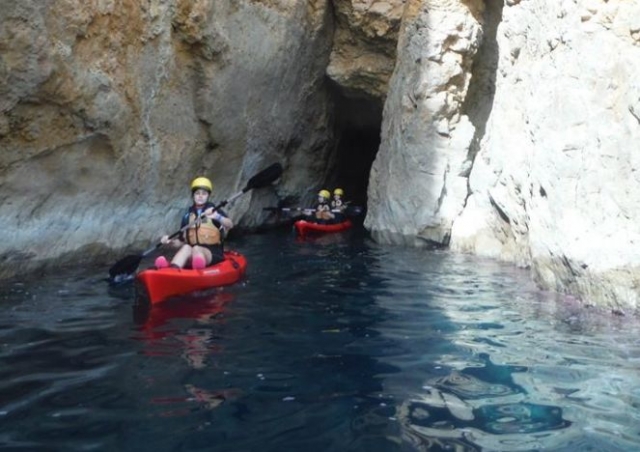 Pasando con las canoas entre las rocas